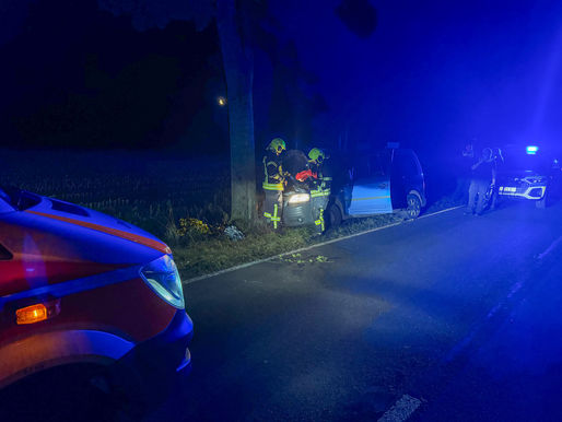 Einsatzkräfte am verunglückten Auto