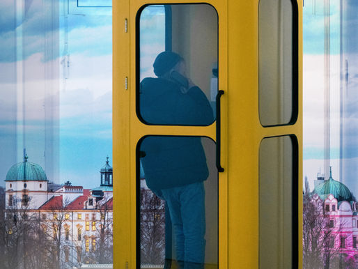 Mann in Telefonzelle