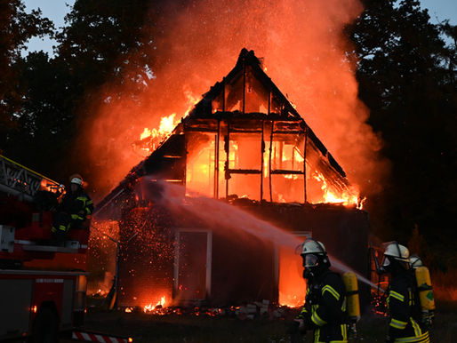 Ein Haus steht lichterloh in Flammen