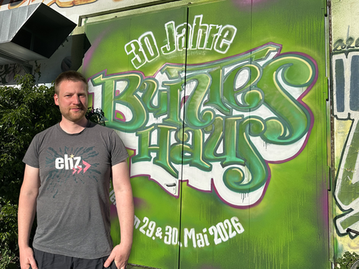 Lukas Barlian vor dem Bunten Haus