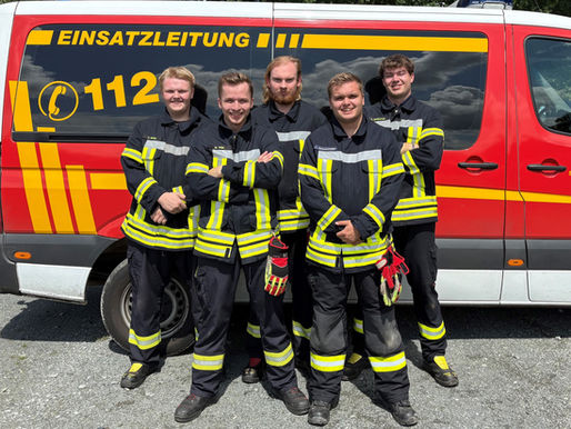 Feuerwehr vor Einsatzwagen