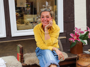 Katharina "Katha" Jochinke vor Kathas Vintage in Celle, Mauernstraße, Thrift Store, Second Hand Shopping, Neueröffnung, Antike Möbel