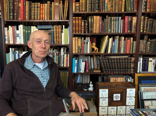 Thomas Ehbrecht, Betreiber des Celler Versandantiquariats in Eicklingen, vor einem Regal historischer Bücher