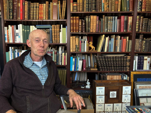 Thomas Ehbrecht, Betreiber des Celler Versandantiquariats in Eicklingen, vor einem Regal historischer Bücher