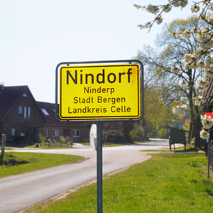 Ortsschild Nindorf mit plattdeutscher Übersetzung