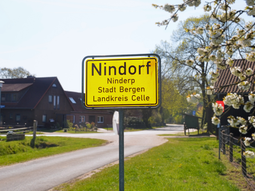 Ortsschild Nindorf mit plattdeutscher Übersetzung