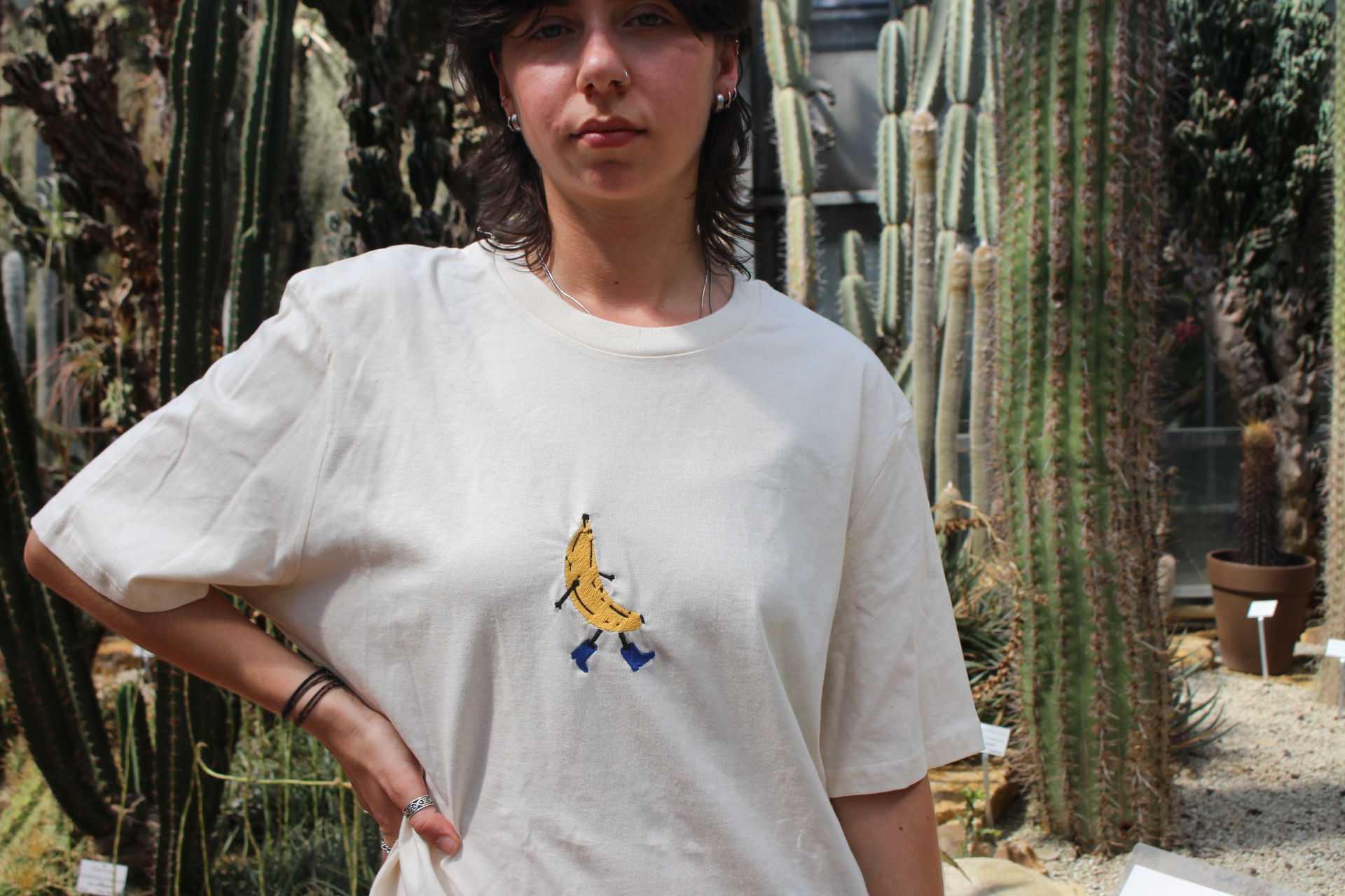 Bestickt Unisex Shirt Natural "Ich geh komplett Banane"