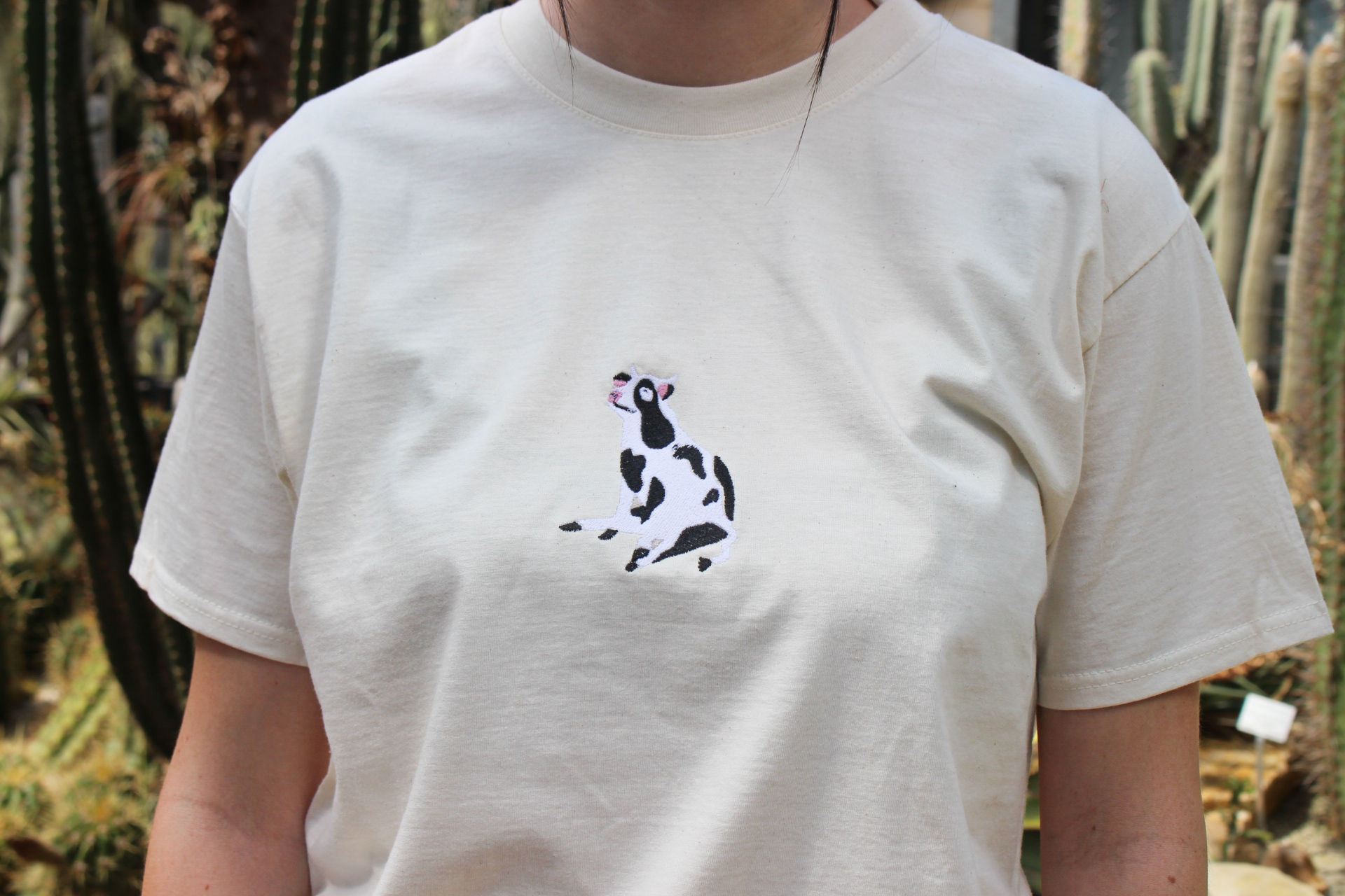 Bestickt Unisex Shirt Natural "Lass mich in Muh!"