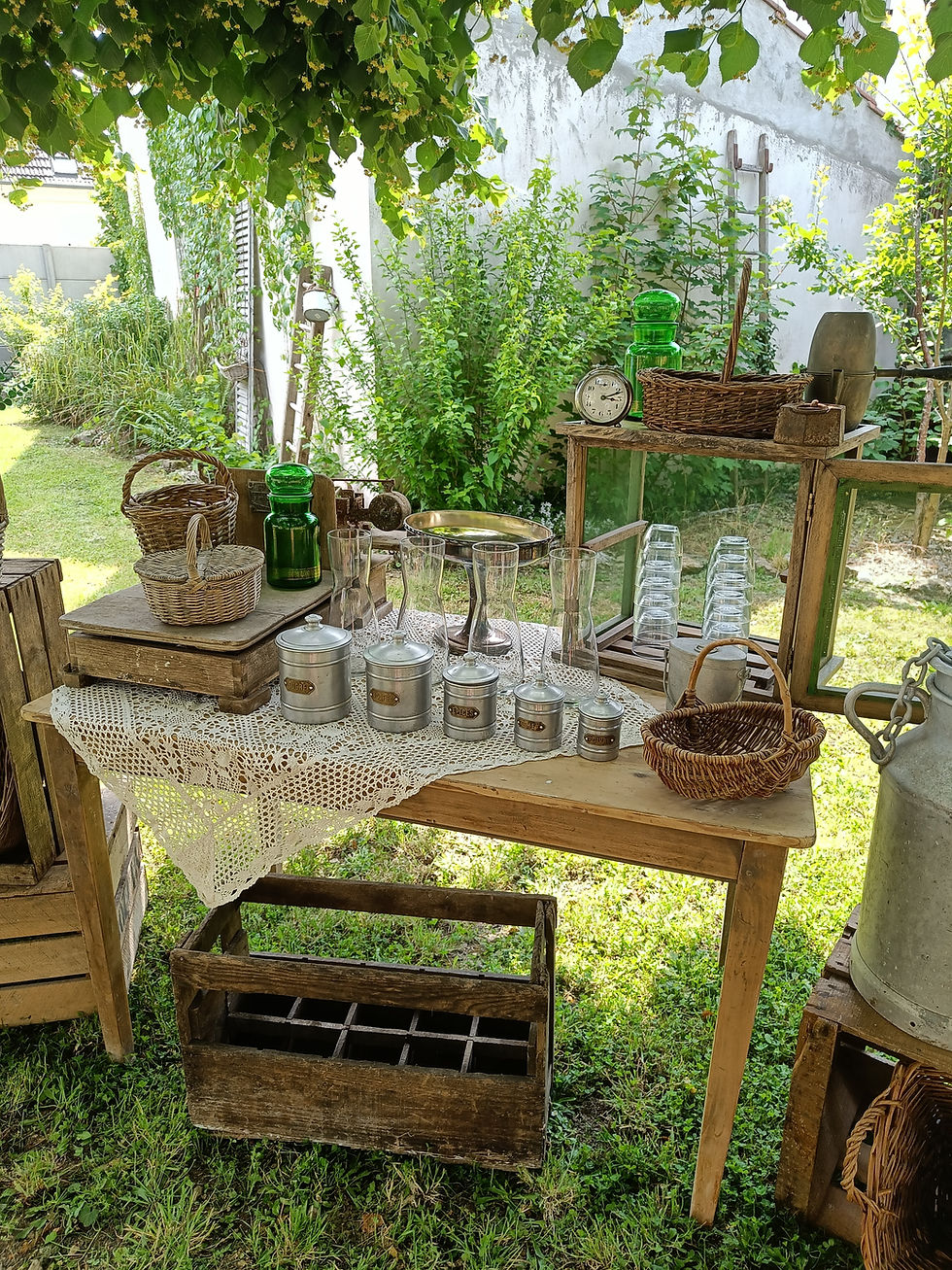 Miniature : caisse à vin panière en osier bar à goûter sur table de ferme et napperon dentelle mariage
