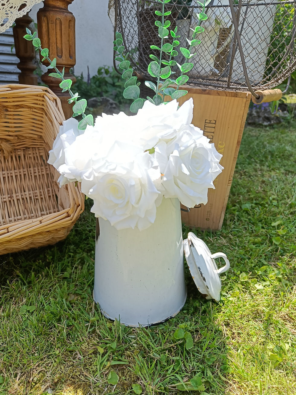 Miniature : broc blanc rempli de fleur pour décor candy bar vintage