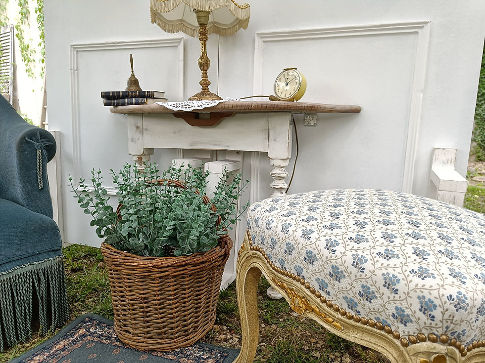 Miniature : Panière en osier fauteuil vintage fleuri bleu et table avec décors rétro à louer seine et marne
