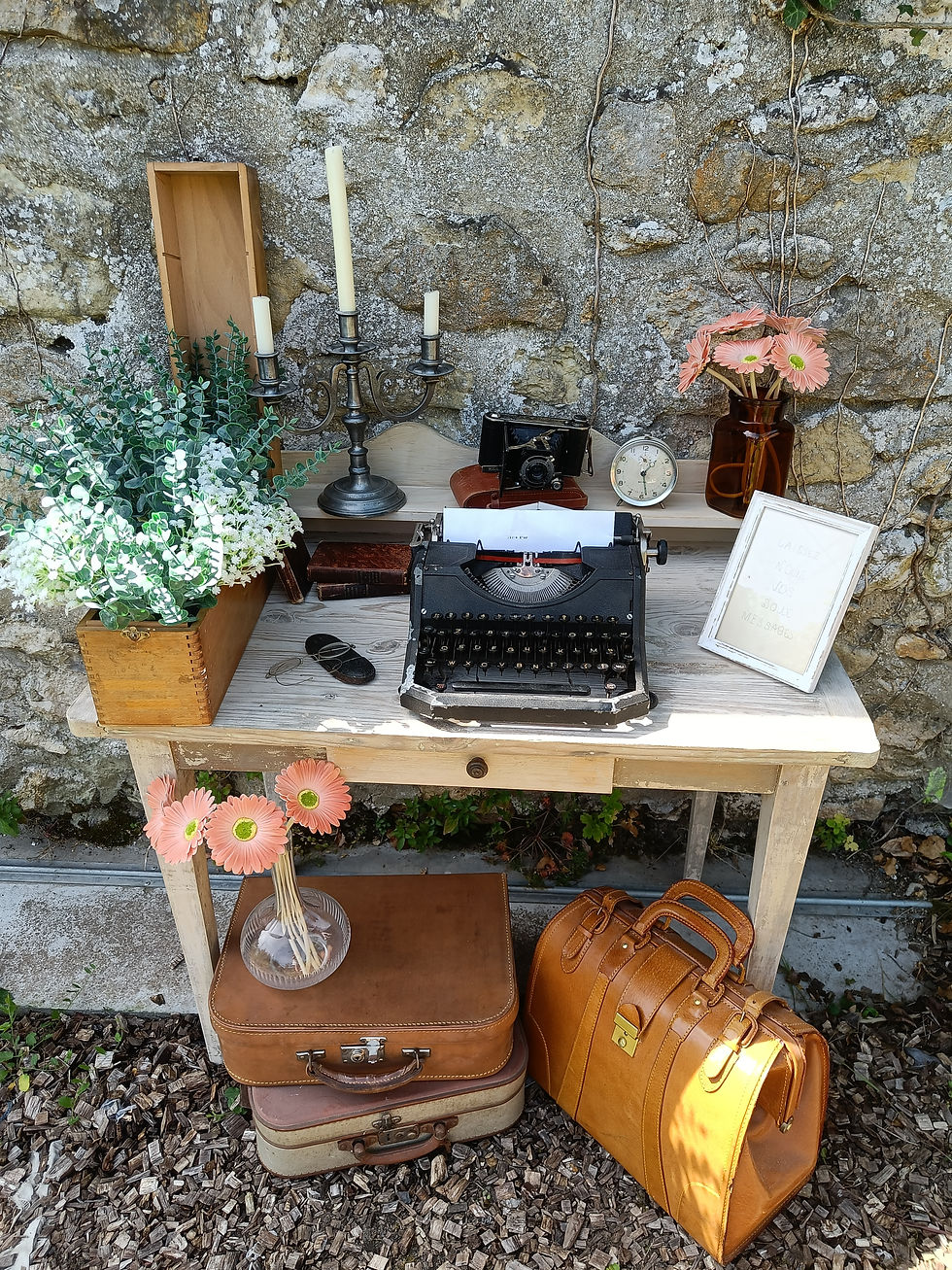 Miniature : Machine à écrire vintage sur bureau ancien pour livre d’or – décor mariage à louer 77