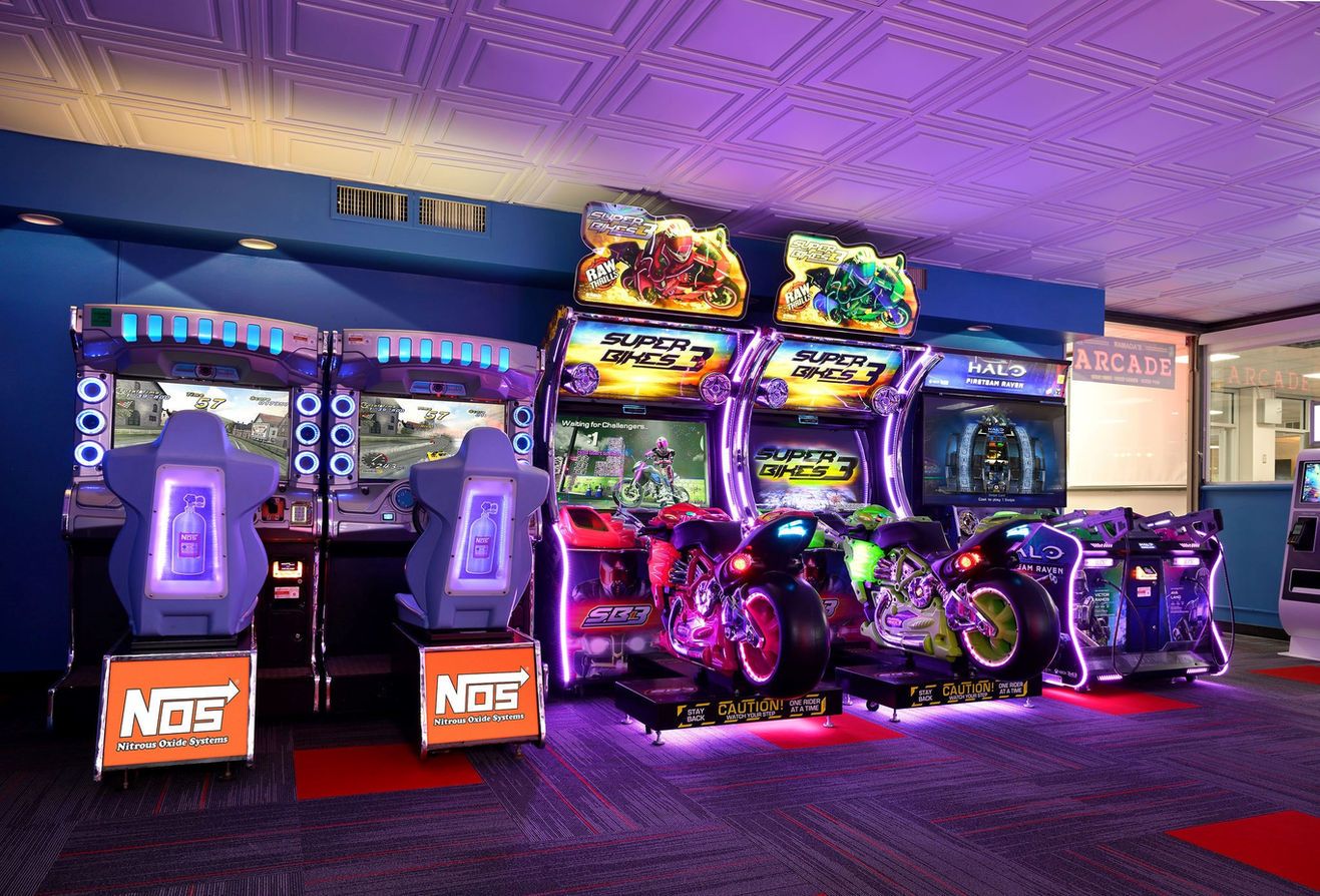 Ramada by Wyndham Sarasota Waterfront, New Arcade with Video Games, Claw Machine, Photo Booth & Air Hockey