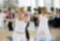 Frauen beim Training in einem Fitnesskurs, mit Lavital Fitness im Hintergrund.