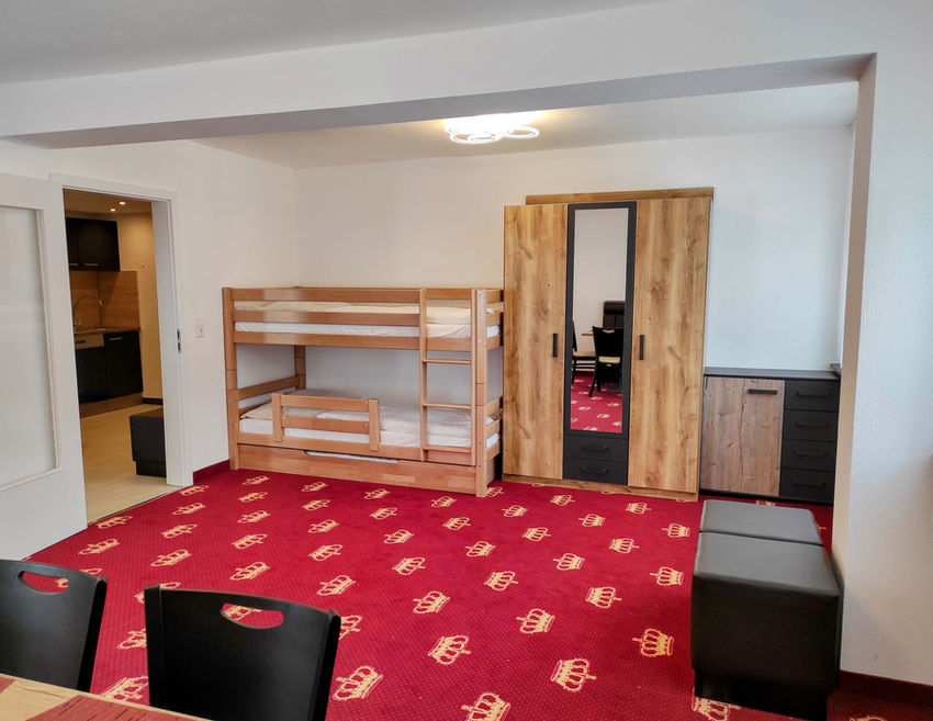 Schlafzimmer einer Ferienwohnung mit Etagenbett und Kleiderschrank