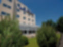 Hotelgebäude mit Büschen im Vordergrund