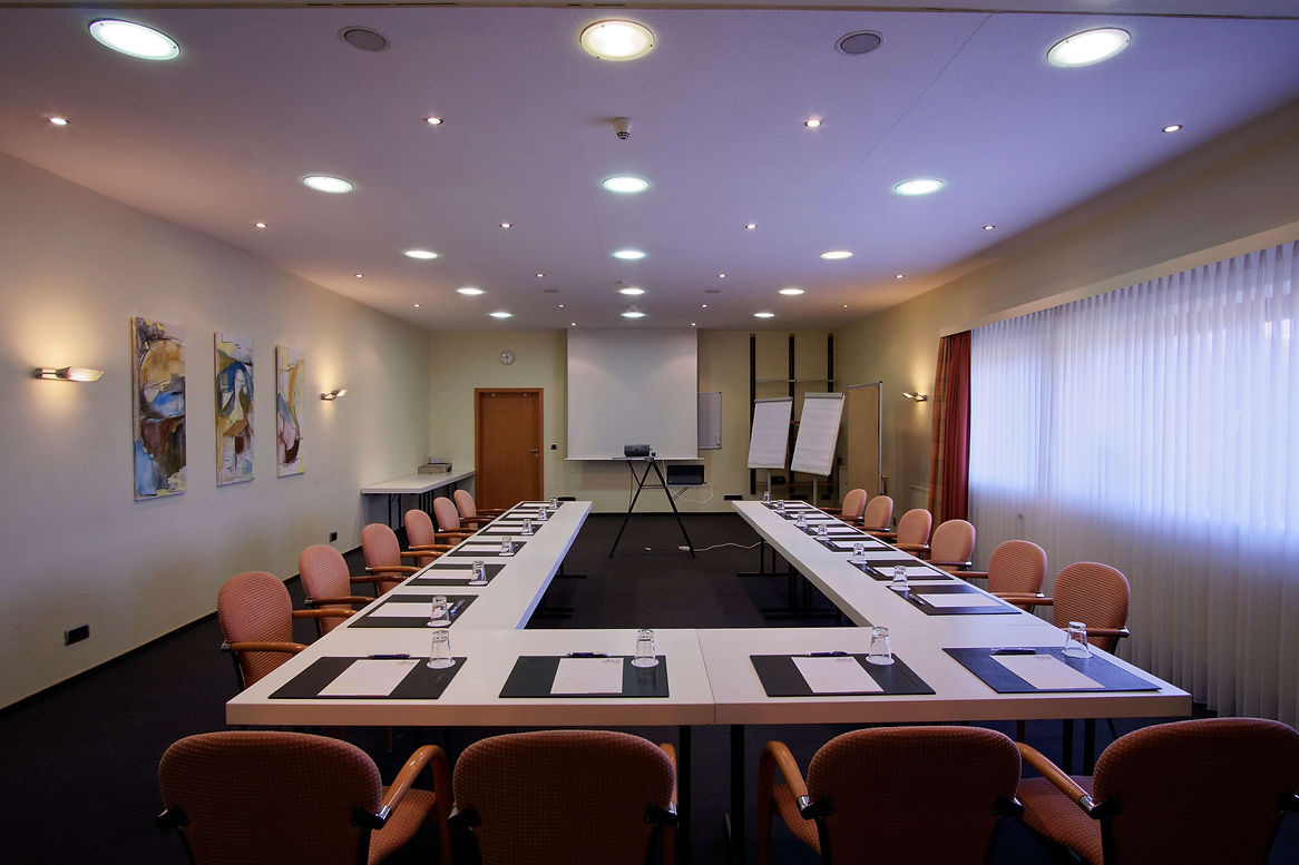 Konferenzraum mit leerer Leinwand, Stühlen und Tischen für Präsentationen, Lavital Hotel 1