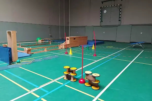 Turnhalle mit Sportgeräten und grünen Bodenlinien Sportzentrum für den Unterricht.