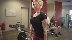 Frau hebt Gewichte im Fitnessstudio; Trainingssession, Sport, Gesundheit, Kraft, Start Lavital Hotel 1