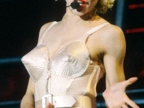 Madonna transforme son biopic en mini série pour Netflix