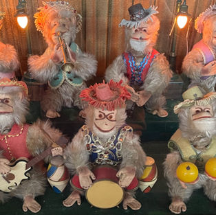 Toy monkeys in an arcade game playing musical instruments