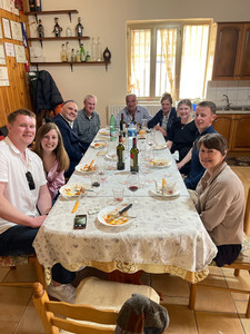 family wine tasting lunch in castelfranci