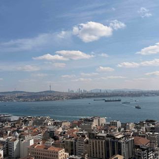 İstanbul Boğazı ve şehir silüeti Galata Kulesi manzarası