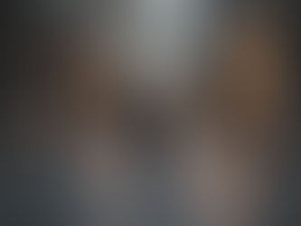 Yavaş gezmenin hissini yansıtan sakin bir şehir sokağı