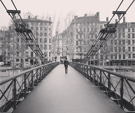 girl-on-the-bridge-took-this-in-lyon-france-2023-11-27-05-26-18-utc.jpg