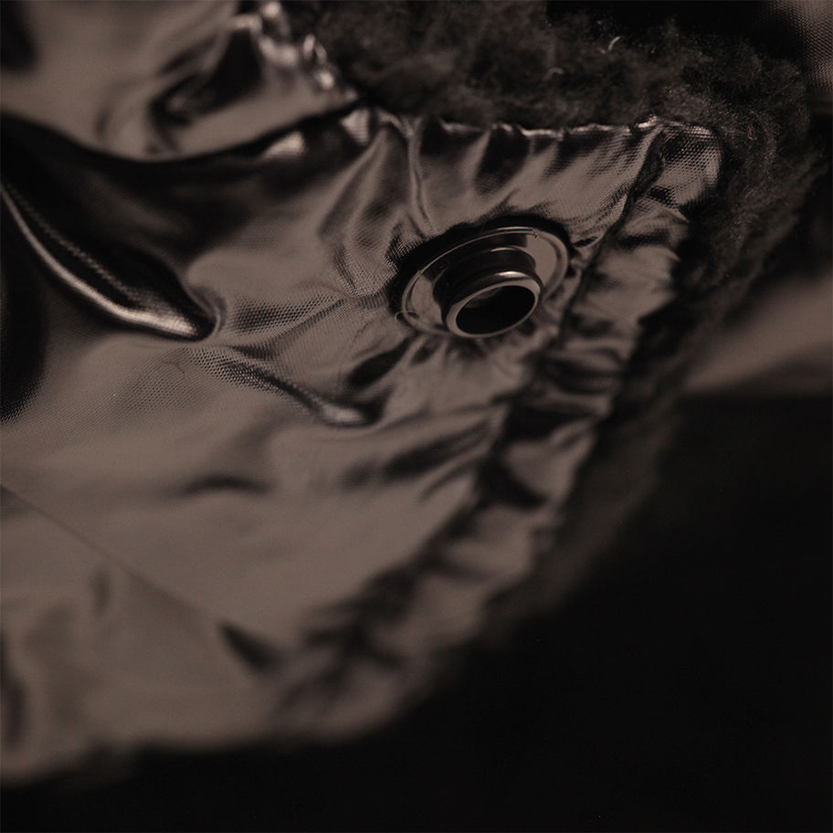 Detail VIPDOG SnowChic Schneejacke Schwarz – wetterfester Stoff für kleine Hunde