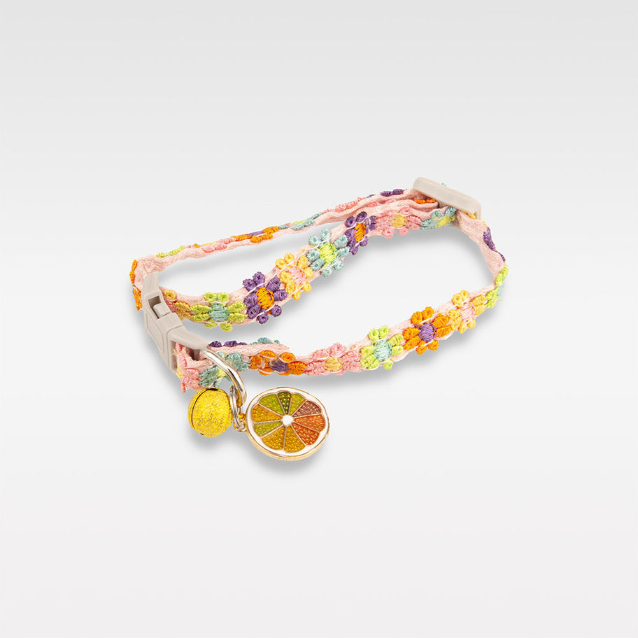 Blumen Hundehalsband mit Orangenscheibe Anhaenger - bunt und Wasserfest.