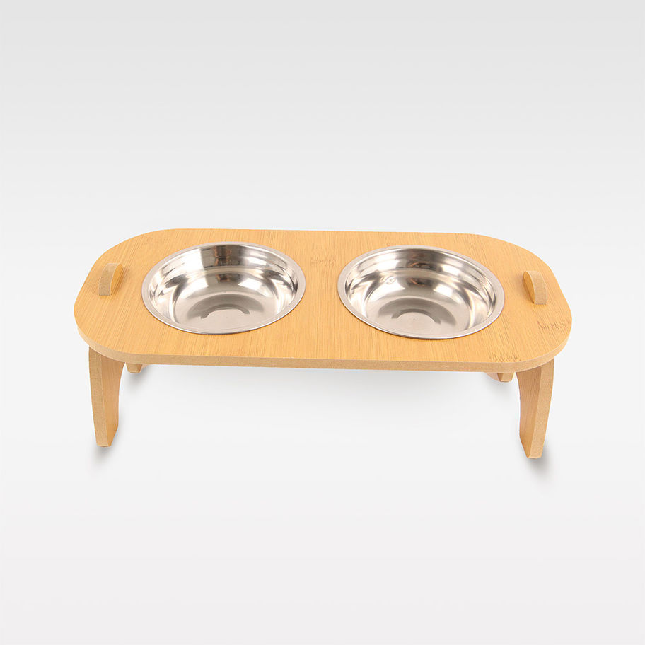 Fressnapf-Set mit Holzständer und zwei silbernen Näpfen, ideal für kleine Hunde, sorgt für komfortables Fressen und Trinken.