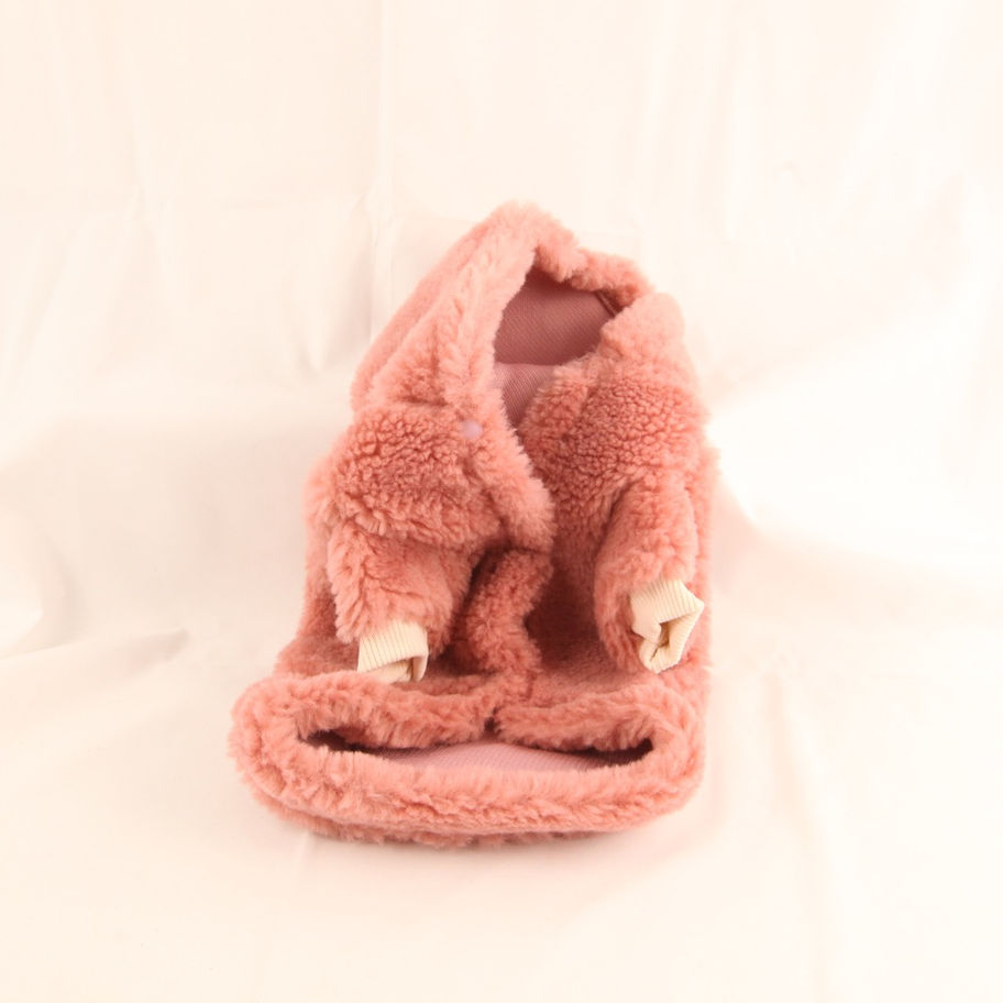 Detailansicht des Verschlussknopfs des ROSÉdePARIS Hundepullovers – stilvoll, sicher und einfach zu schliessen.