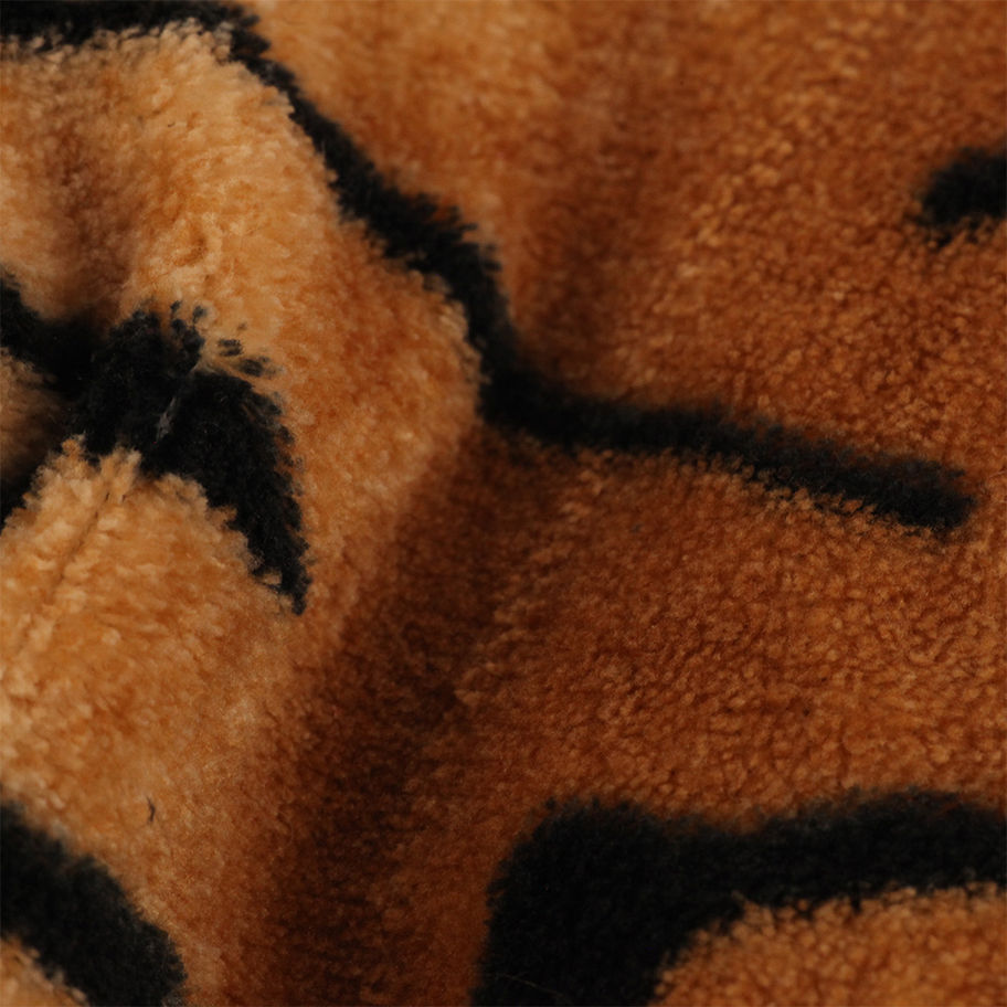 Detailansicht des weichen Fleece-Stoffs des Kapuzen-Cardigans mit auffälligem Tigermuster – leicht und angenehm wärmend.