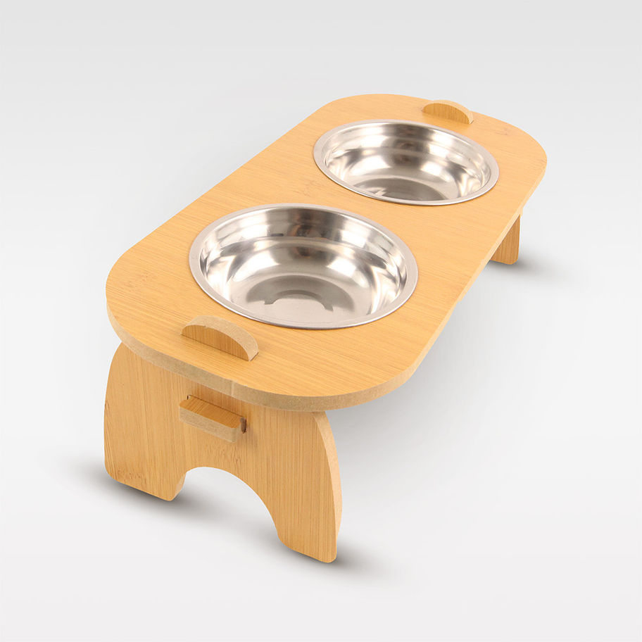 Fressnapf-Set mit Holzständer und zwei silbernen Näpfen, ideal für kleine Hunde, für komfortables Fressen, von der Seite.