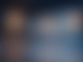 3D Illustration einer modernen Filmproduktion: Eine professionelle Kamera filmt einen großen Bildschirm, auf dem dynamische Szenen eines Unternehmens-Imagefilms mit Mitarbeitenden, Produktion und Kunden zu sehen sind.