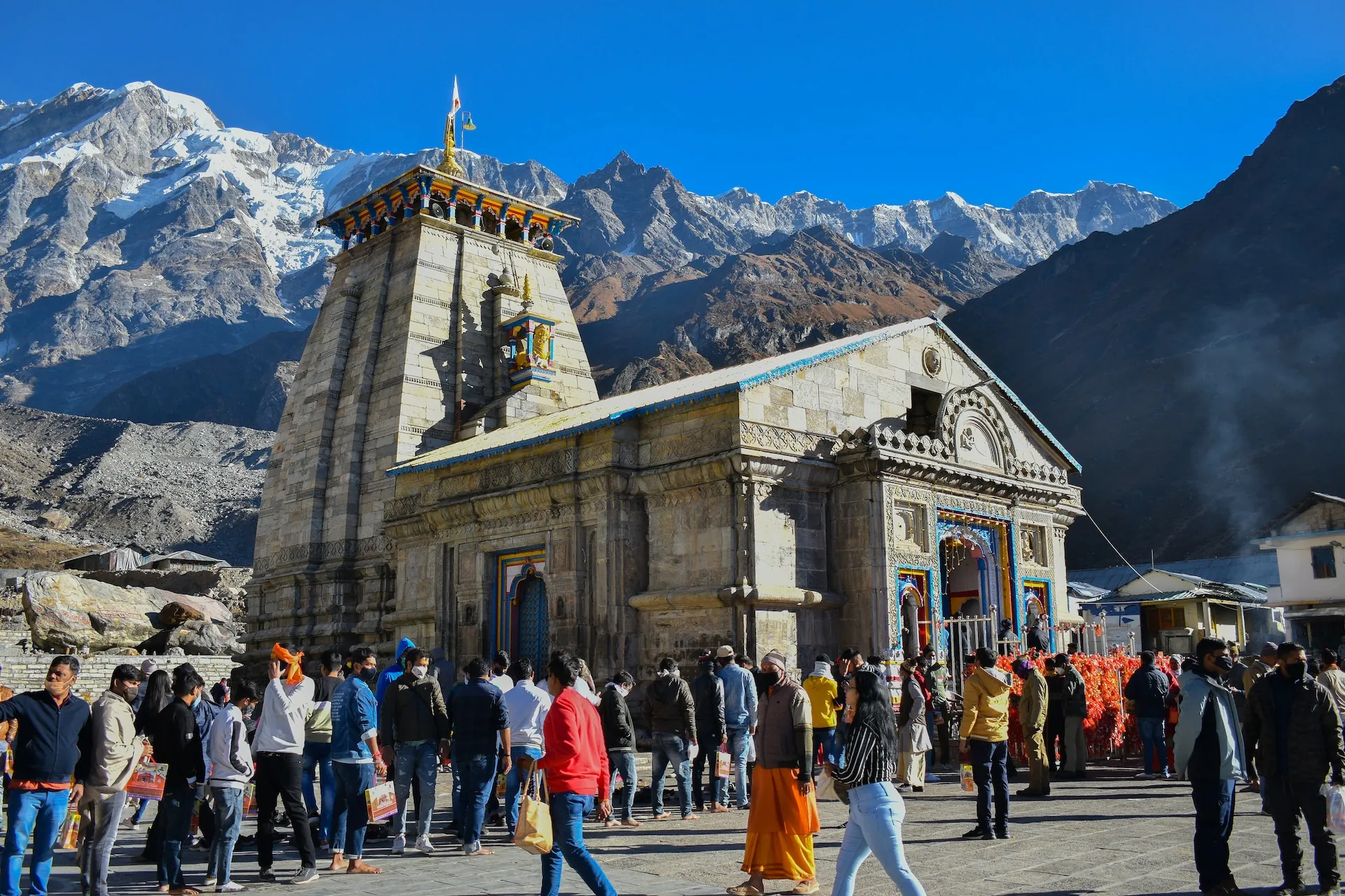 हिमालय के सामने एक भगवान शिव ज्योतिर्लिंग मंदिर