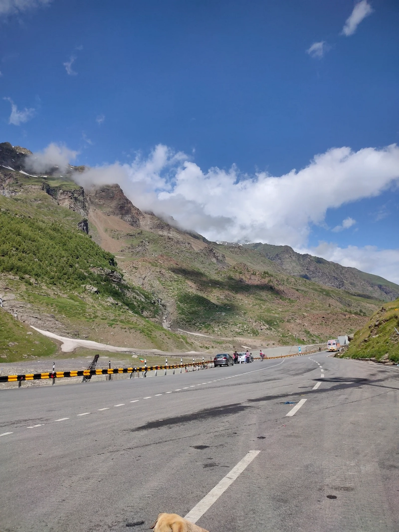 a image of road of manali atal tunnel to sissu