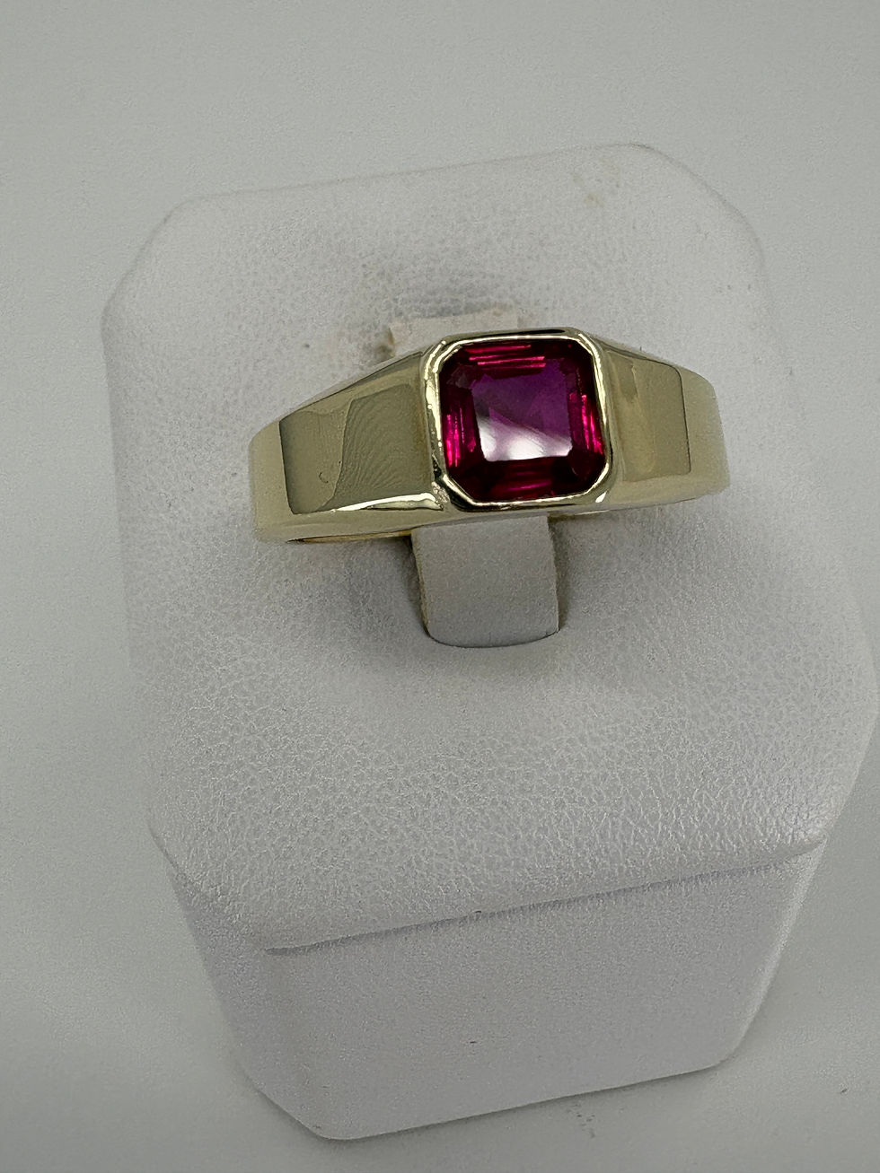 Thumbnail: 10k Yellow Gold Ring with Bezel Set Red Stone
