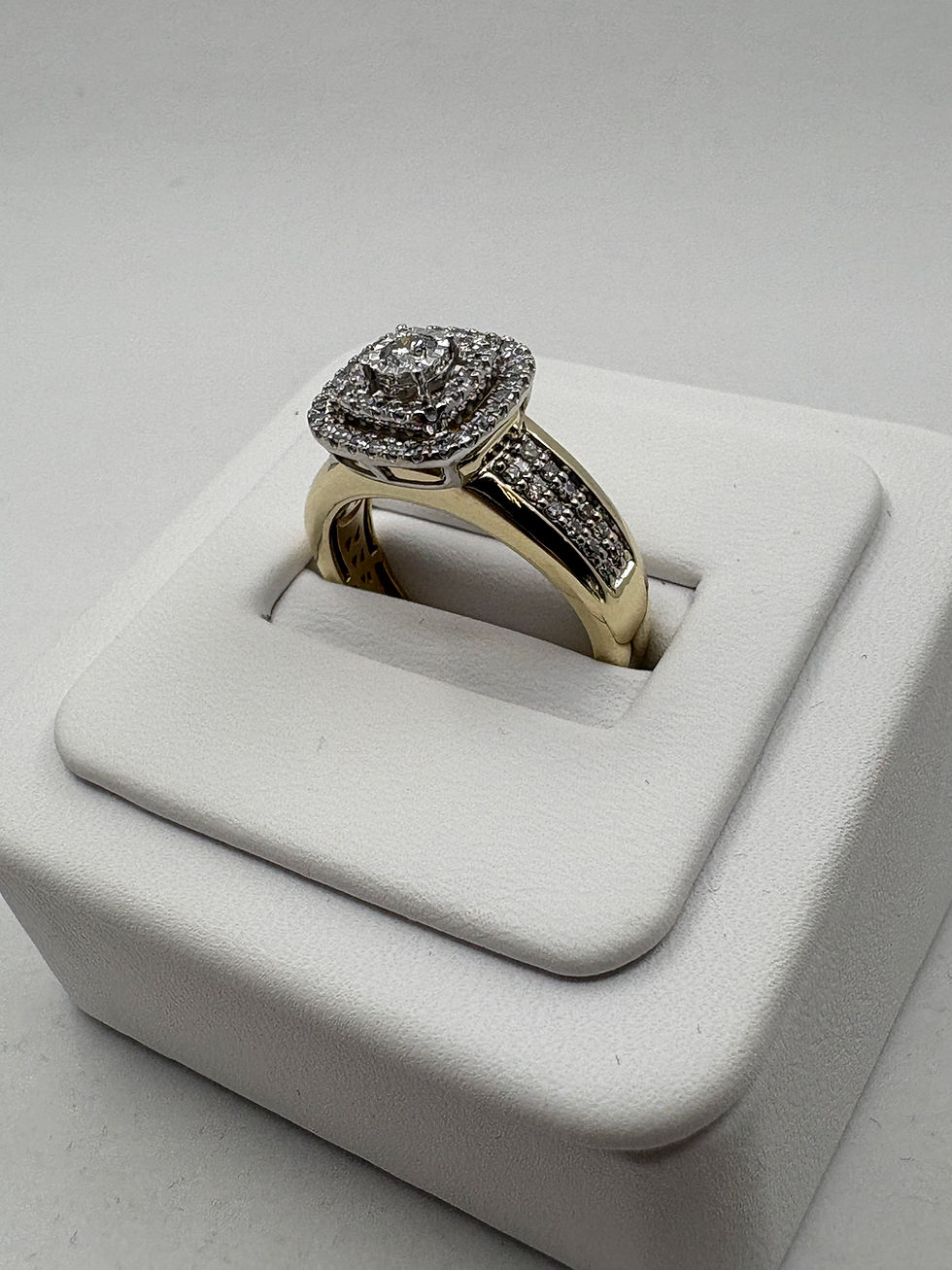 Thumbnail: 10K Gold Diamond Ring with 3/4 Carat Total Weight