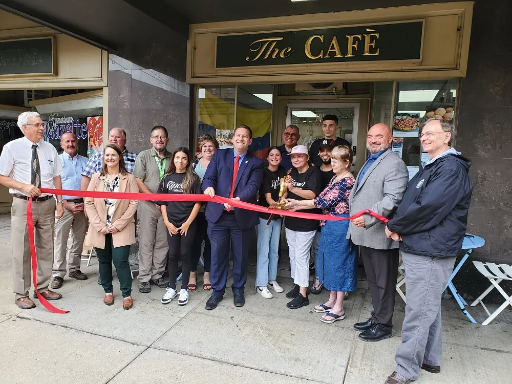 Rincon-Columbiano-ribbon-cutting.webp