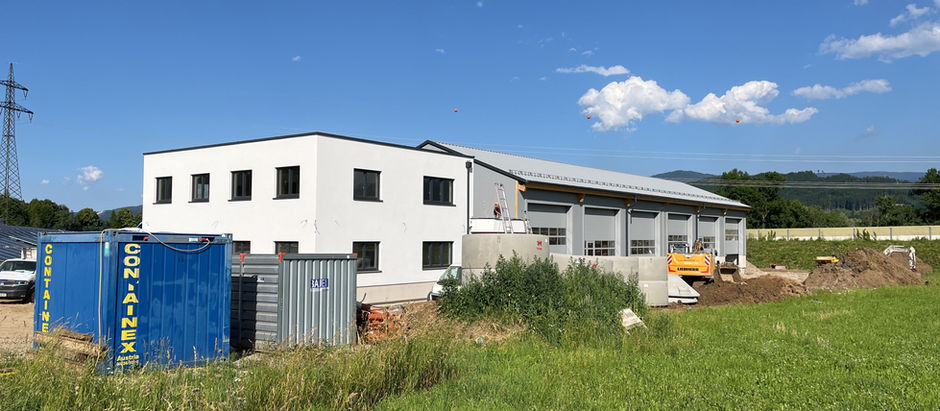 Bürogebäude mit anschließender Lagerhalle