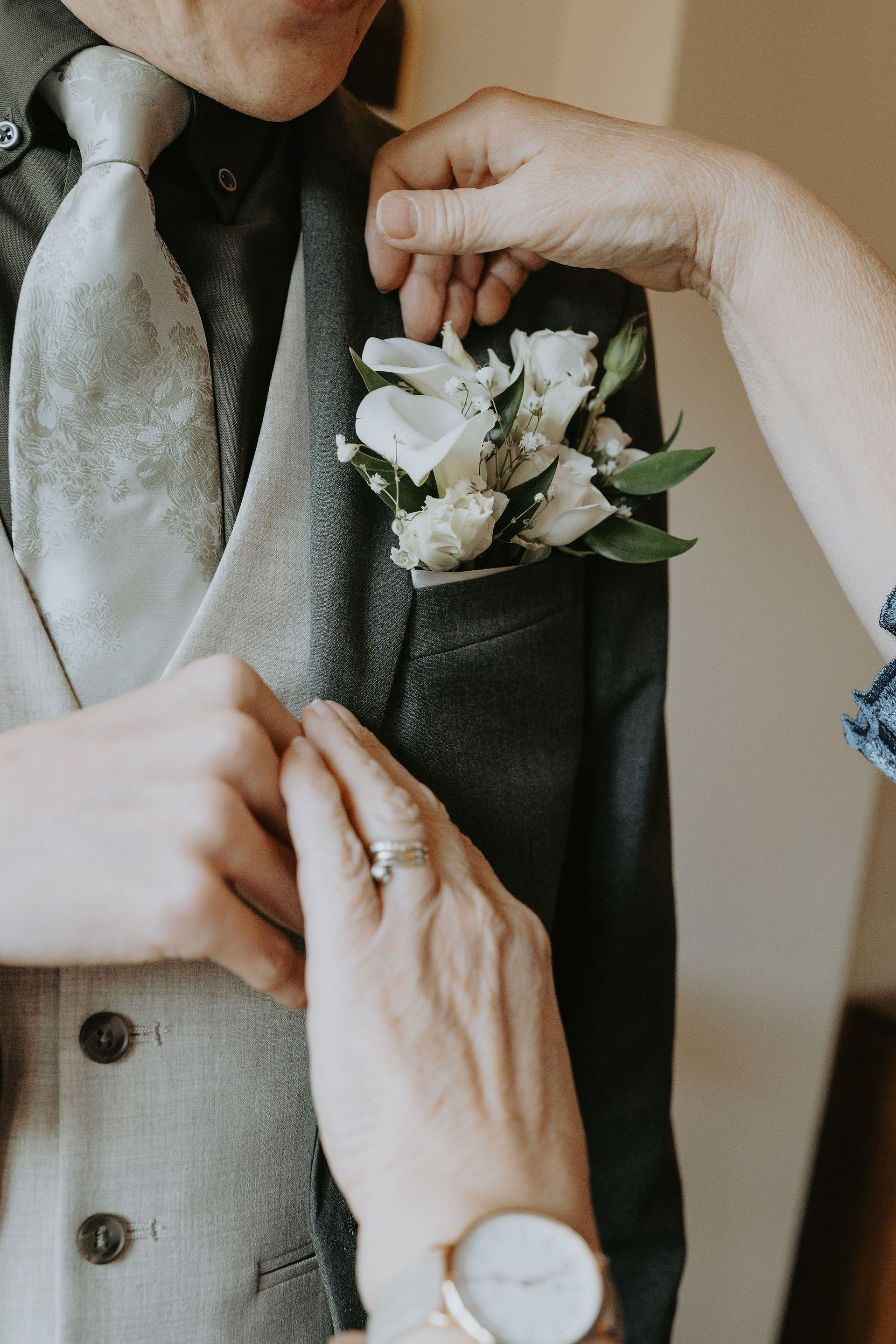 Groom putting on his buttonholes
