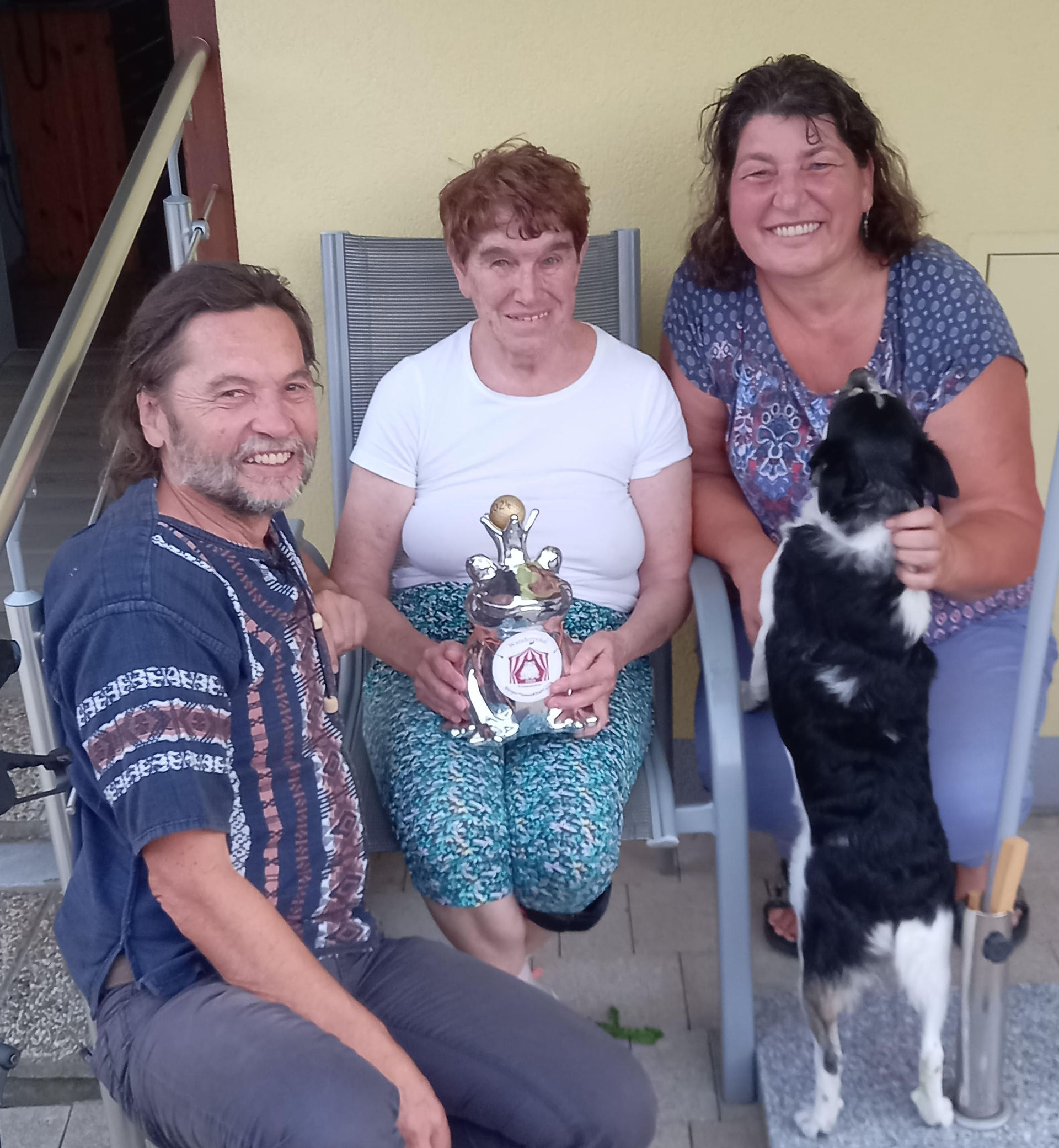 Wanderpokalüberreichung mit Hündin Rosi, Irene, Martina, Erich