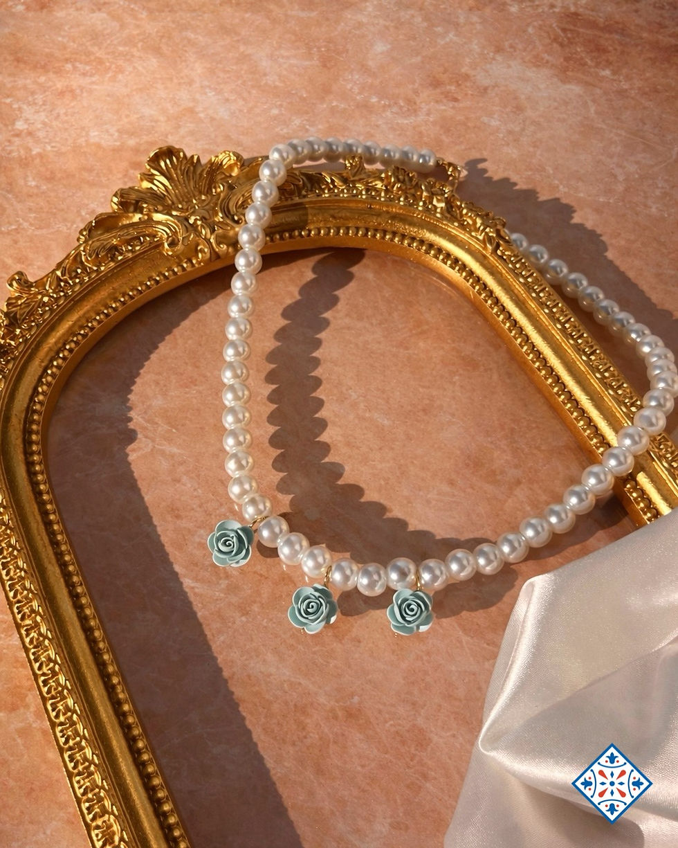 Thumbnail: Collana di perle e rose celesti