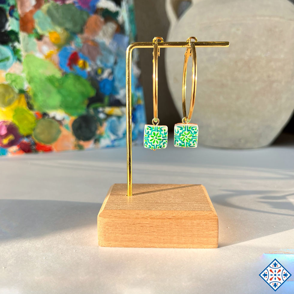 Thumbnail: Orecchini a cerchio con mini maioliche monocolore