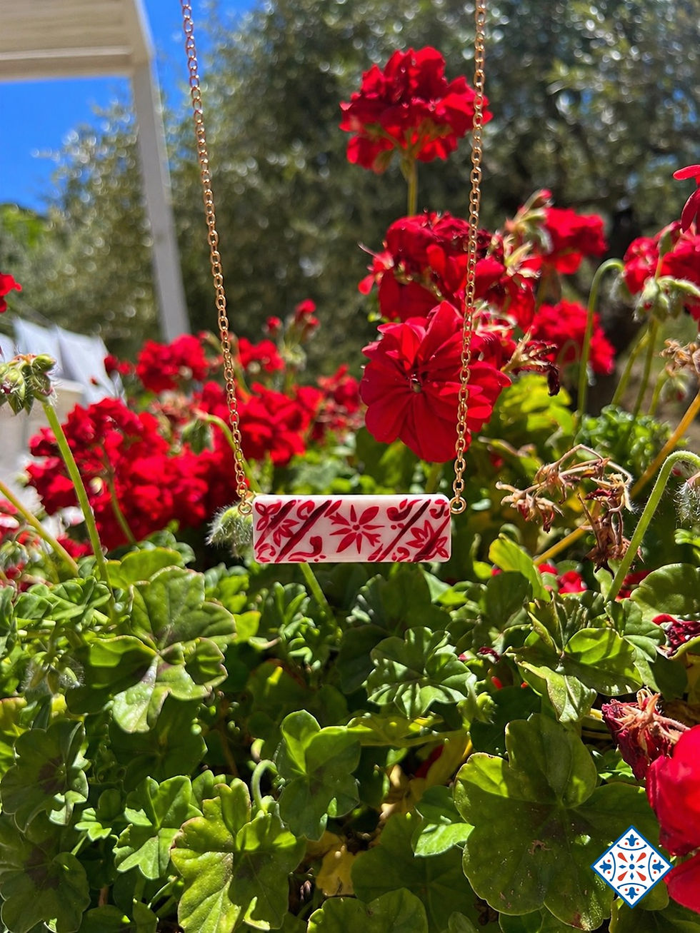 Collana "Ti porto con me" e maiolica rossa