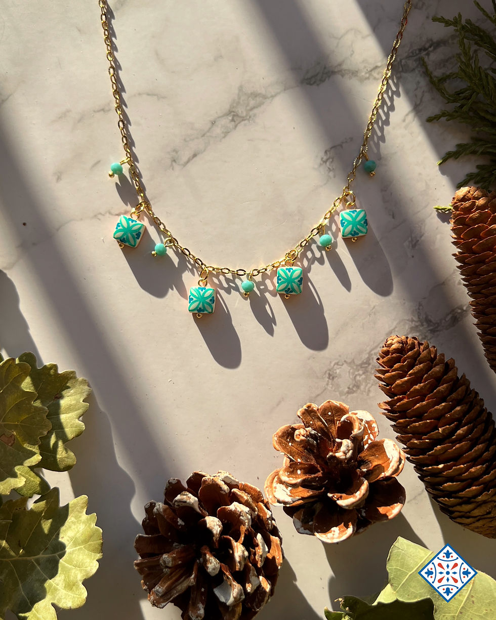 Collana con micro maioliche turchese con perline