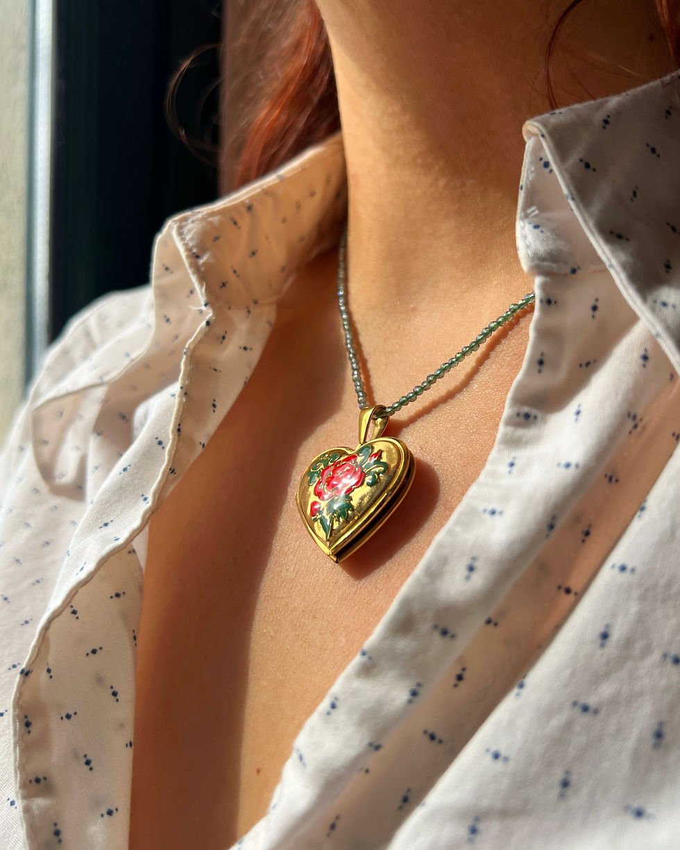 Collana e scrigno a cuore e rose rosse