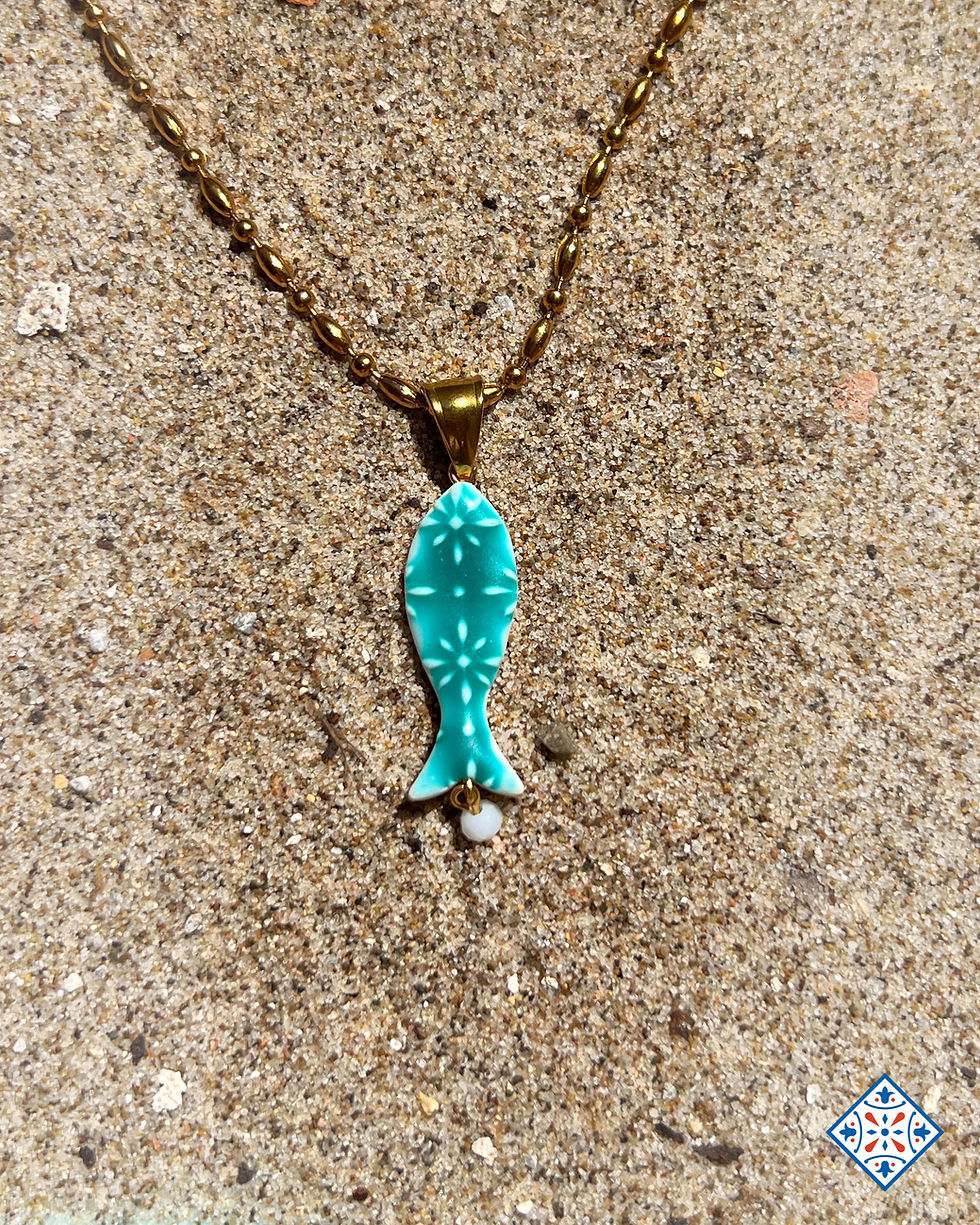 Collana con pesce di maioliche a rilievo verde acqua e perlina